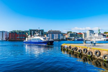 BERGEN, NORWay - 17 AĞUSTOS 2025: Bergen 'deki Vagen limanından bir yolcu feribotu, turistleri güzel Norveç fiyortlarını görmeye götürüyor.