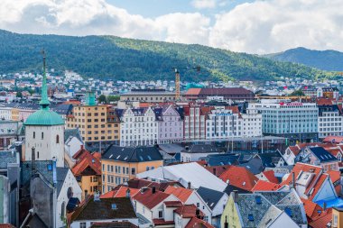 BERGEN, NORway - 15 AĞUSTOS 2025: Norveç 'in en büyük ikinci şehri olan Bergen' in görüntüsü ve deniz aşırı petrol endüstrisi ve denizaltı teknolojileri için uluslararası bir merkez