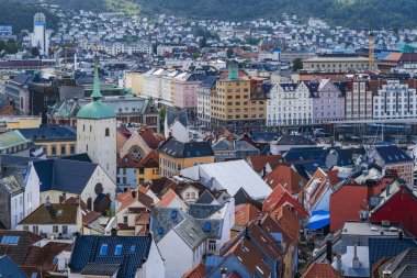 BERGEN, NORway - 15 AĞUSTOS 2025: Norveç 'in en büyük ikinci şehri olan Bergen' in görüntüsü ve deniz aşırı petrol endüstrisi ve denizaltı teknolojileri için uluslararası bir merkez