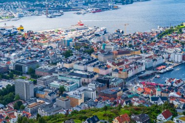 BERGEN, NORway - 15 AĞUSTOS 2025: Norveç 'in en büyük ikinci şehri olan Bergen' in görüntüsü ve deniz aşırı petrol endüstrisi ve denizaltı teknolojileri için uluslararası bir merkez
