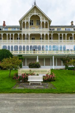 Balestrand 'daki Kviknes Oteli' nin dışındaki güllerle çevrili beyaz bir bank. 18. yüzyıl oteli Sognefjord tarafından çok güzel bir yer..