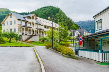 BALESTRAND, NORway - 16 Ağustos 2025: Sognefjord 'un kuzey kıyısındaki pitoresk Balestrand köyünün sokak manzarası. Köyün etrafındaki manzara resimleri birçok ziyaretçiye ilham kaynağı oldu..
