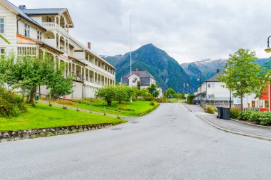 BALESTRAND, NORway - 16 Ağustos 2025: Sognefjord 'un kuzey kıyısındaki pitoresk Balestrand köyünün sokak manzarası. Köyün etrafındaki manzara resimleri birçok ziyaretçiye ilham kaynağı oldu..