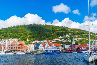 BERGEN, NORWay - 15 AĞUSTOS 2025 Bryggen 'in ticari binaları, Bergen şehrindeki Vagen limanının doğu yakasında hizaya geldiler..