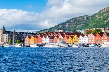 BERGEN, NORWay - 15 AĞUSTOS 2025 Bryggen 'in ticari binaları, Bergen şehrindeki Vagen limanının doğu yakasında hizaya geldiler..