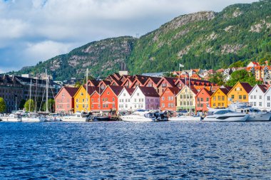 BERGEN, NORWay - 15 AĞUSTOS 2025 Bryggen 'in ticari binaları, Bergen şehrindeki Vagen limanının doğu yakasında hizaya geldiler..
