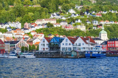 BERGEN, NORWay - 15 AĞUSTOS 2025 Bryggen 'in ticari binaları, Bergen şehrindeki Vagen limanının doğu yakasında hizaya geldiler..