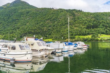 Norveç, Sognefjord 'daki Balestrand limanında demirlemiş tekneler