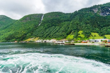 VİKOYRİ, NORWay - 16 AĞUSTOS 2025: Vikoyri, Norveç 'in en uzun fiyortu olan Sognefjord' un güney kıyısındaki Vikja nehrinin ağzında yer alan küçük bir köydür.