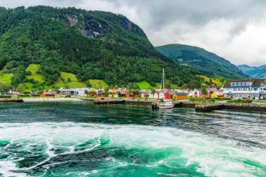 VİKOYRİ, NORWay - 16 AĞUSTOS 2025: Vikoyri, Norveç 'in en uzun fiyortu olan Sognefjord' un güney kıyısındaki Vikja nehrinin ağzında yer alan küçük bir köydür.