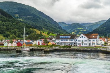 VİKOYRİ, NORWay - 16 AĞUSTOS 2025: Vikoyri, Norveç 'in en uzun fiyortu olan Sognefjord' un güney kıyısındaki Vikja nehrinin ağzında yer alan küçük bir köydür.