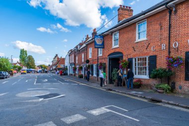Old AMERSHAM, İngiltere - 21 Eylül 2025: Eski Amersham 'ın High Street manzarası eski tarihi evler, dükkanlar ve barlarla dolu