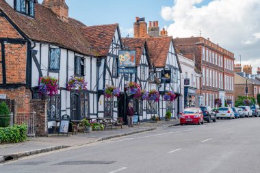 Old AMERSHAM, İngiltere - 21 Eylül 2025: Eski Amersham 'ın High Street manzarası eski tarihi evler, dükkanlar ve barlarla dolu
