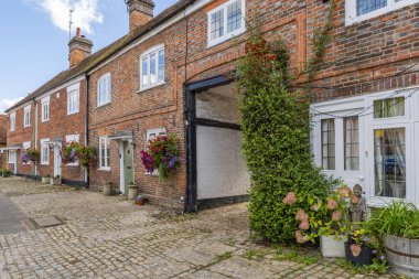 Buckinghamshire, İngiltere 'deki Old Amersham' da çiçek ve bitkilerle süslenmiş tarihi evler.
