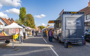AMERSHAM, İngiltere - 21 Eylül 2025: Old Amersham 'daki pazar günü her ayın üçüncü pazar günü çalışır. Piyasa, Eski Amersham İş Birliği aracılığıyla işletiliyor..