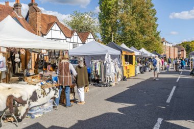 AMERSHAM, İngiltere - 21 Eylül 2025: Old Amersham 'daki pazar günü her ayın üçüncü pazar günü çalışır. Piyasa, Eski Amersham İş Birliği aracılığıyla işletiliyor..
