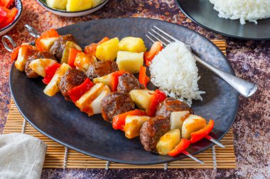 Biftek köftesi, kebap, tatlı ve ekşi soslu şiş.