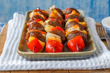 Biftek köftesi, kebap, tatlı ve ekşi soslu şiş.