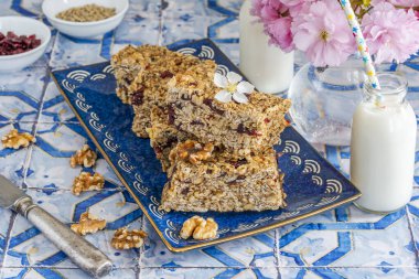 Yuvarlak yulaf, fındık, kuru kızılcık ve baldan yapılmış ev yapımı kahvaltı çubukları.