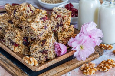 Yuvarlak yulaf, fındık, kuru kızılcık ve baldan yapılmış ev yapımı kahvaltı çubukları.