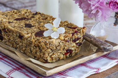 Yuvarlak yulaf, fındık, kuru kızılcık ve baldan yapılmış ev yapımı kahvaltı çubukları.