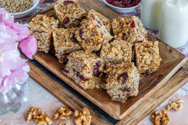 Yuvarlak yulaf, fındık, kuru kızılcık ve baldan yapılmış ev yapımı kahvaltı çubukları.