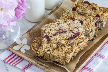 Yuvarlak yulaf, fındık, kuru kızılcık ve baldan yapılmış ev yapımı kahvaltı çubukları.