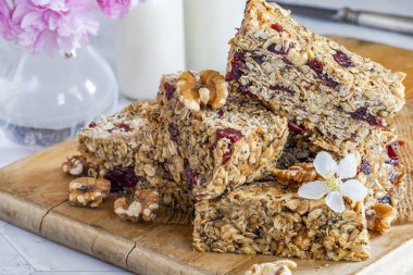 Yuvarlak yulaf, fındık, kuru kızılcık ve baldan yapılmış ev yapımı kahvaltı çubukları.