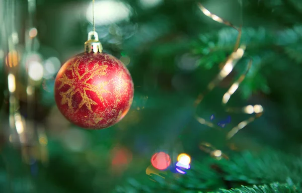 クリスマスの背景に赤いボールとお祝いの光を持つ公正な枝 — ストック写真