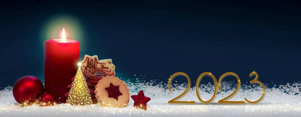 将蜡烛和圣诞装饰品隔离在蓝色背景中 圣诞背景 蜡烛和2023年新年 — 图库照片