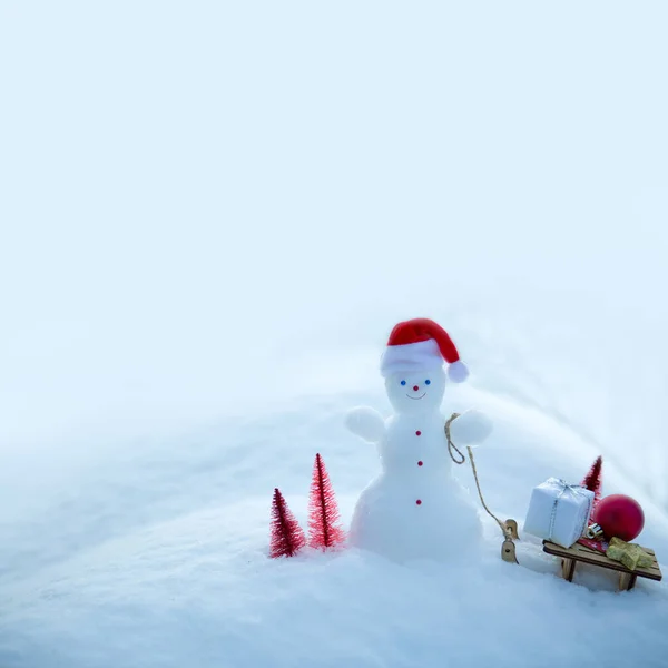 Sneeuwman Met Rode Kerstmuts Besneeuwd Veld Vrolijk Kerstfeest Een Gelukkige — Stockfoto