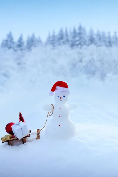 Pupazzo Neve Rosso Cappello Babbo Natale Sul Campo Innevato Buon — Foto Stock