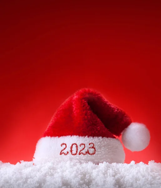 红底的圣诞老人帽 圣诞红色背景 — 图库照片