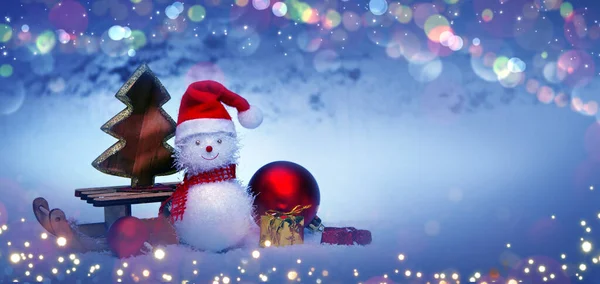 Weihnachtsschneemann Mit Rotem Schal Und Weihnachtsmann Mütze Auf Weißem Schnee — Stockfoto