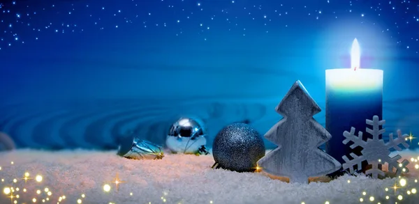 Vela Adviento Decoración Navideña Aislada Sobre Fondo Azul Fondo Navidad — Foto de Stock