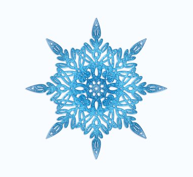 Beyaz arkaplanda mavi kar tanesi izole edildi.