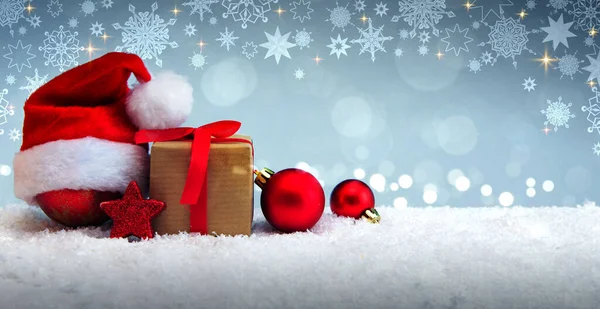 Weihnachtsmann Hut Und Rote Weihnachtsdekoration Isoliert Auf Grauem Schnee Hintergrund — Stockfoto