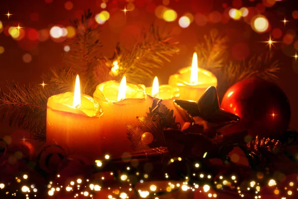 Χριστουγεννιάτικο Φόντο Τέσσερα Αναμμένα Κεριά — Φωτογραφία Αρχείου