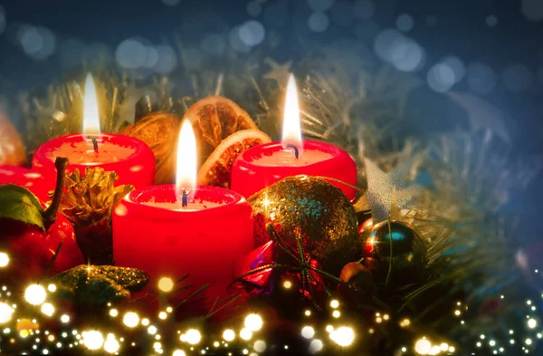 Χριστουγεννιάτικο Φόντο Τρία Αναμμένα Κεριά — Φωτογραφία Αρχείου