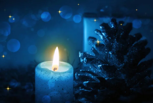 将蜡烛和圣诞装饰品隔离在蓝色背景中 — 图库照片