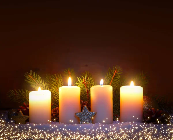 4つの燃えるろうそくと装飾とクリスマスの背景 — ストック写真
