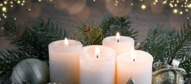 Dört yanan mum ve dekorasyonla Noel arkaplanı.