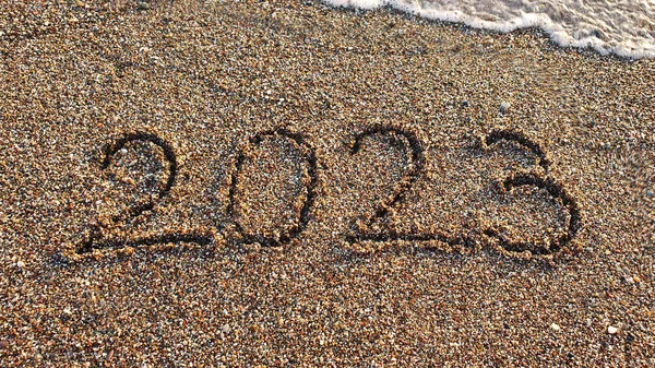 Szczęśliwego Nowego Roku 2023 Tekst Plaży Morskiej Odręcznie Napisany Napis — Zdjęcie stockowe