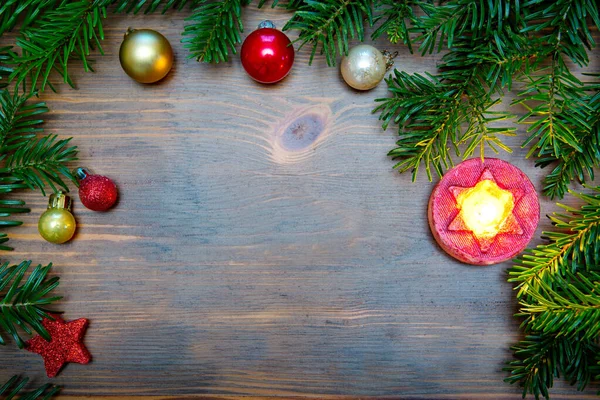 Tannenzweig Mit Weihnachtsschmuck Und Kerze Auf Altem Hölzernen Braunen Hintergrund — Stockfoto