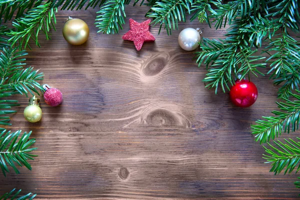 Tannenzweig Mit Weihnachtsdekoration Auf Altem Hölzernen Braunen Hintergrund Mit Kopierraum — Stockfoto