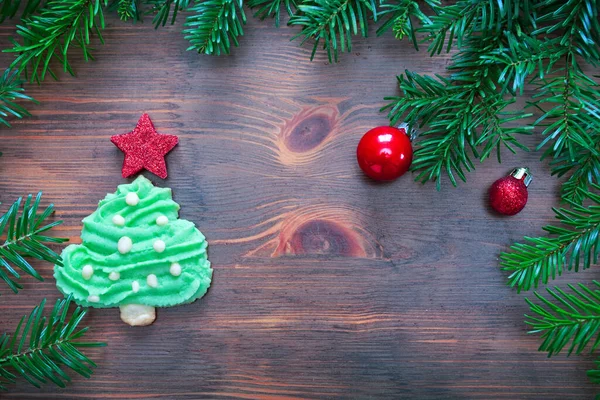 Tannenzweig Mit Weihnachtsplätzchen Und Dekorationen Auf Altem Hölzernem Braunen Hintergrund — Stockfoto