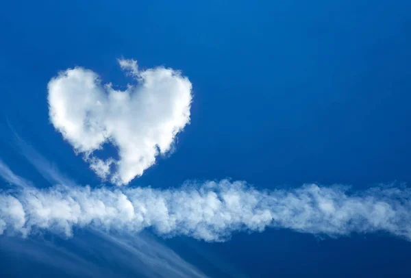 Белое Сердце Форме Облака Голубом Небе — стоковое фото