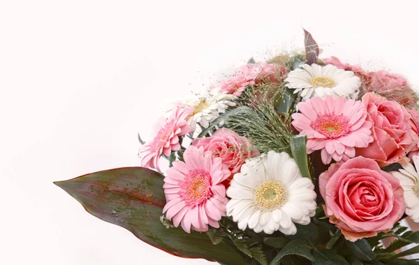 Bouquet Mawar Merah Muda Dan Gerberas Pada Latar Belakang Putih — Stok Foto