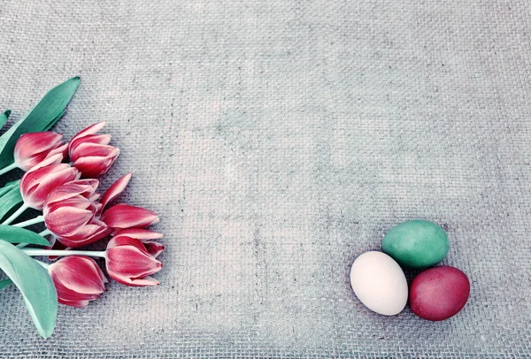 Velikonoční Vajíčka Tulipány Slavnostní Dekorace Hadřík Pozadí — Stock fotografie