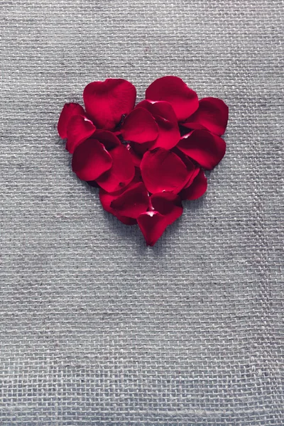 Czerwone Serce Płatków Róży Białym Tle Tło Dnia Matki — Zdjęcie stockowe